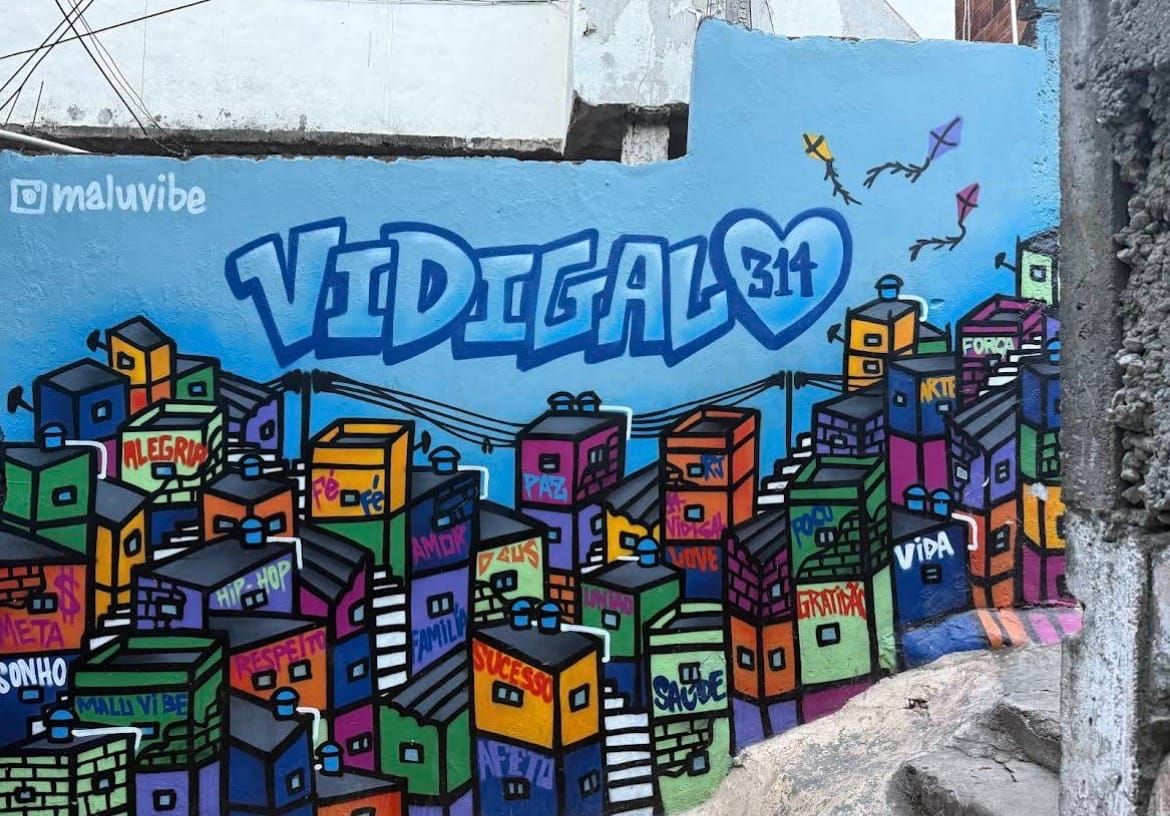Murale colorato "Vidigal 314" con gli aquiloni