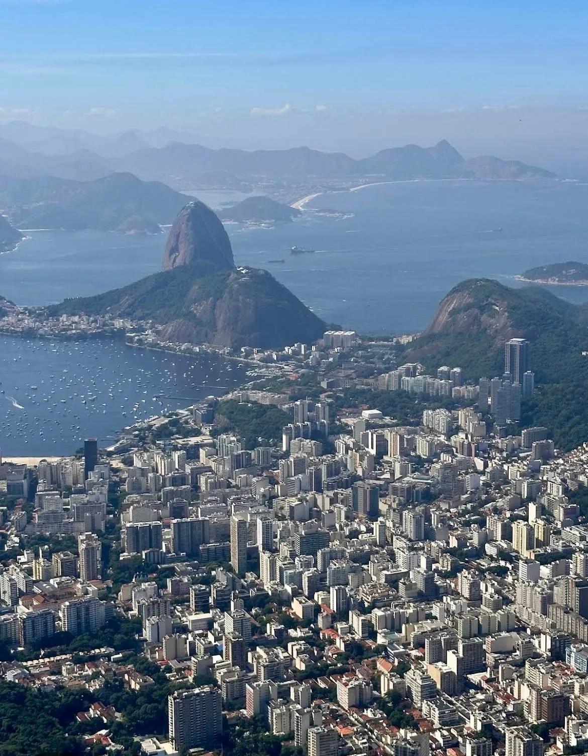 Rio de Janeiro vista dall’alto, tra il Pan di Zucchero e la baia