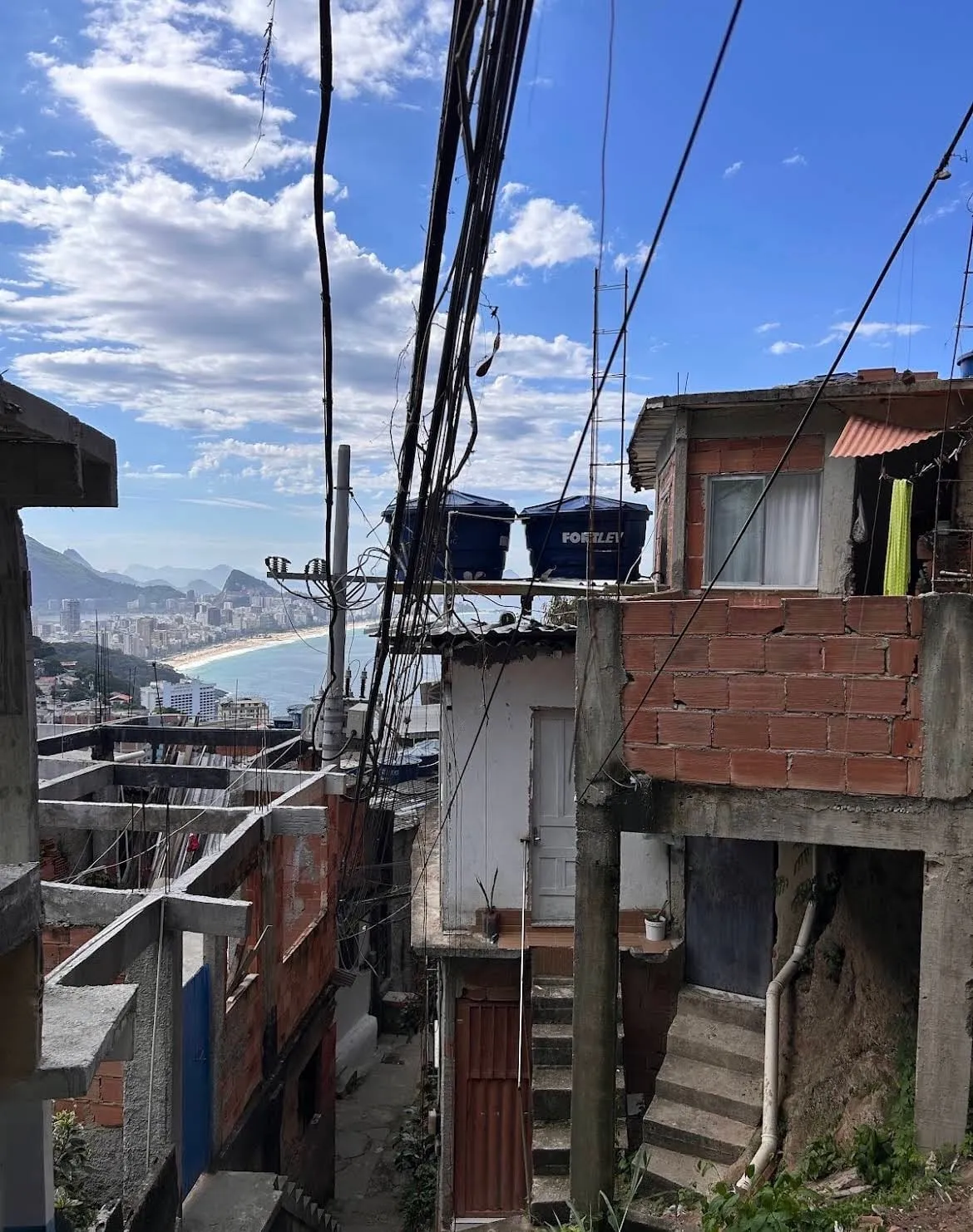 Il Vidigal, la favela affacciata sul mare dove vivo