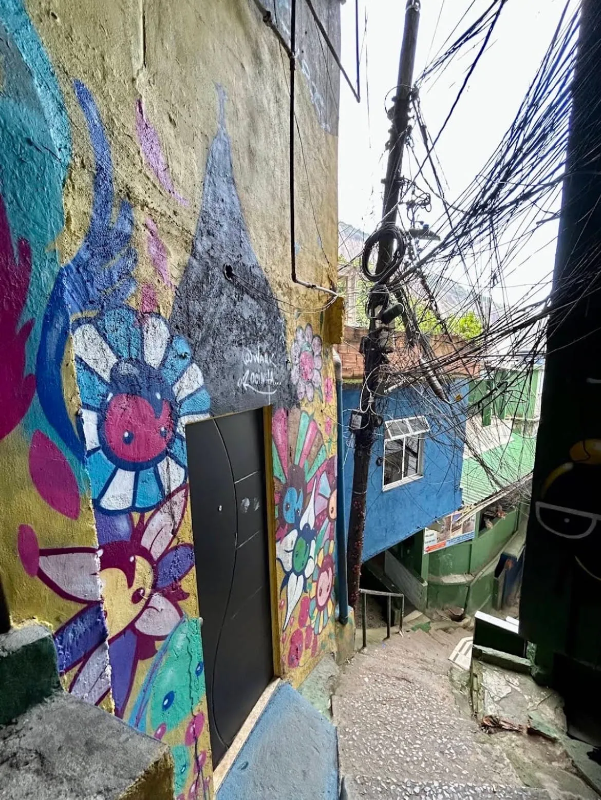 I vicoli della Rocinha durante la discesa a piedi